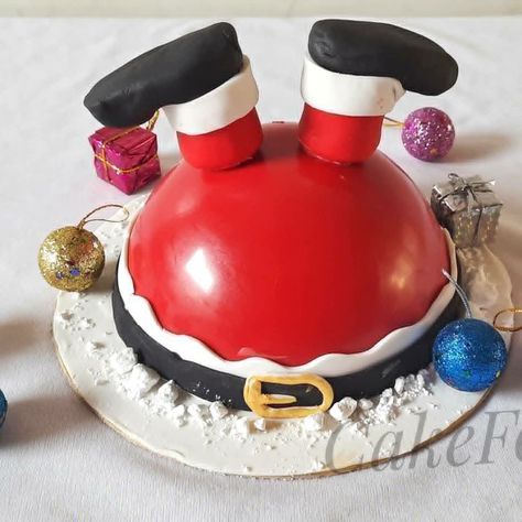 Chocolate Pinata Smash Cake, Christmas Pinata Cake, Christmas Pinata, Sphere Cake, Christmas Cake Decorating Ideas, Chocolate Piñata, Happy New Year Cake, Christmas Cake Ideas, Christmas Cake Decorating