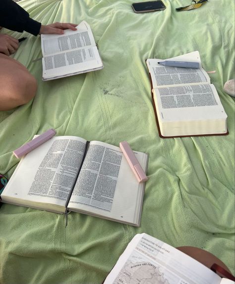 Family Bible Study Aesthetic, Vacation Bible School Aesthetic, Beach Bible Study With Friends, Sunset Bible Study, Bible Study Aesthetic With Black Friends, Girls Bible Study Aesthetic, Christian Friend Group Aesthetic, Bible Study Aesthetic With Friends Group, Group Bible Study Aesthetic