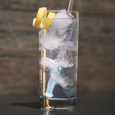 Vodka Soda Cocktails, Vodka Cran, Simple Drinks, Classic Vodka Cocktails, Kitchen Diary, Tonic Cocktails, Alcohol Beverages, Vodka Tonic, Cocktail Juice