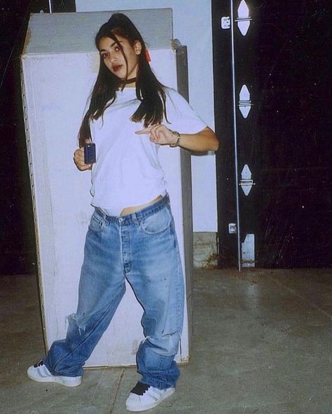 Baggy 90s Outfit, 90s Street Style Hip Hop, 90s Fashion Outfits 1990s Style, 90s Hip Hop Outfits, 90s Street Fashion, Young Kim Kardashian, 1990 Style, Throwback Outfits, Street Style Hip Hop