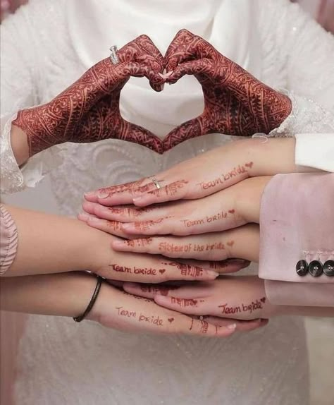 Mehndi Tags Ideas, Wedding Rasam Ideas, Mendhi Photoshoot Poses, Bride Sister Mehndi Design, Bride Sister Mehndi, Mehndi Design For Bride, Mehndi Design For Bridal, Sister Mehndi, Mehndi Designs For Bride