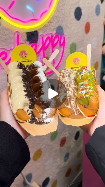 Mini Donuts With Toppings, Donuts Business, Mini Donuts Ideas, Doughnut Ideas, Donut Toppings, Fried Donuts, Donut Dessert, Mini Doughnuts, Strawberry Flavor