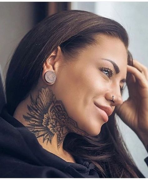 Center Neck Tattoos Women, Realistic Neck Tattoo, Jawline Tattoo Women, Neck Cover Up Tattoos For Women, Under Chin Tattoos Women, Tatuaje Harley Quinn, Chest Neck Tattoo, Neck Tattoo Women, Front Neck Tattoo