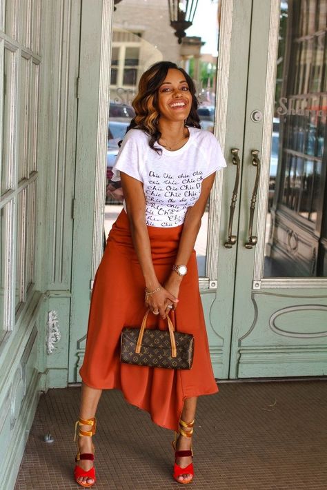 10 Beach Outfit Ideas - with liana blog Midi Skirt Tee Outfit, Midi Rock Outfit, Barcelona Outfits, Church Girl, Midi Outfits, Teacher Attire, Midi Skirt Casual, Brunch Outfits, Skirt Inspiration