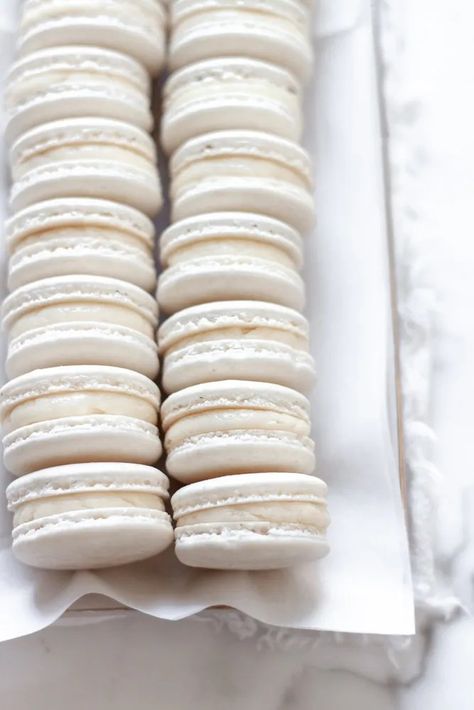 White Macaroons, Macaroon Recipe, French Meringue, French Macarons Recipe, How To Make Macarons, Table Buffet, French Macaron, Macaroon Recipes, White Food