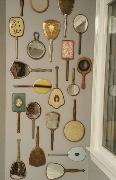 Vintage Hand Mirror Display, Wall Of Mirrors Bathroom, Wall Trinkets, Hand Mirror Wall, Old Hollywood Interior Design, Vintage Mirror Wall Decor, Dark Academia Room Ideas, Mirror Gallery, Hand Mirrors