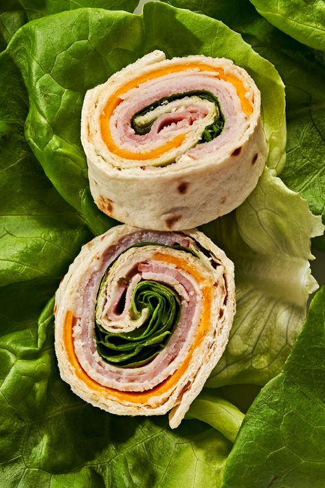 Delish Pinwheel Sandwich Recipes, Beach Day Food, Sandwich Drawing, Pinwheel Sandwiches, Beach Snacks, Cold Sandwiches, Pinwheel Recipes, Cold Lunches, Easy Eat