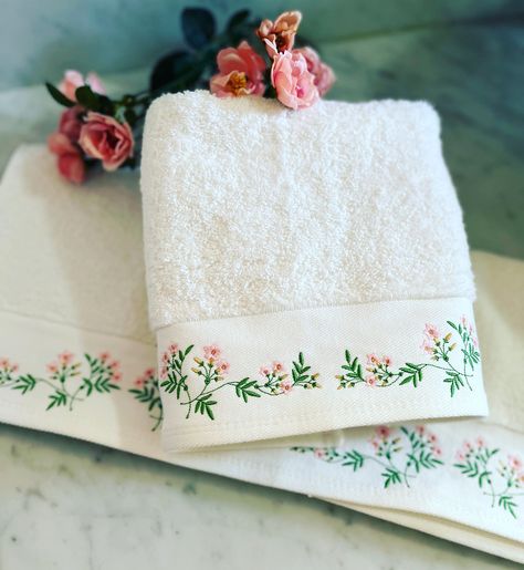 Hand Towel Design Ideas, Embroidery Towels Bath, Embroidered Towels Bathroom, Cute Hand Towels, Embroidered Towels Gift Ideas, Embroidery Towels, Embroidered Hand Towels, Towel Embroidery Designs, Embroidery Studio