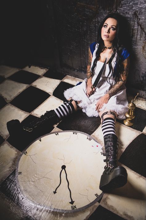 Emo Alice In Wonderland, Dark Alice In Wonderland Photoshoot, Alice Madness Costume, Alice Madness Returns Costume, Alice In Chains Costume, Scary Alice In Wonderland Costume, Alice Return To Madness, Goth Alice In Wonderland, Alice Photoshoot