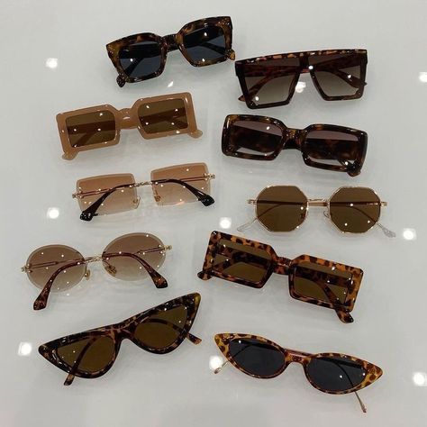 Pretty Sunglasses, Classy Glasses, How To Look Expensive, Funky Glasses, Trendy Glasses, Look Expensive, Cute Sunglasses, Sunglasses Women Fashion, Cute Glasses