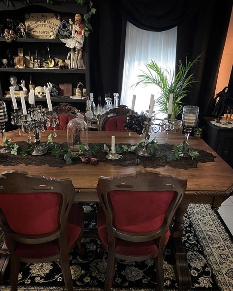 Goth Dining Room, Gothic Victorian Home Decor, Gothic Kitchen Ideas, Gothic Victorian Homes, Gothic Dining Room, Victorian Home Ideas, Victorian Gothic Decor, Dark Dining Room, Gothic Kitchen