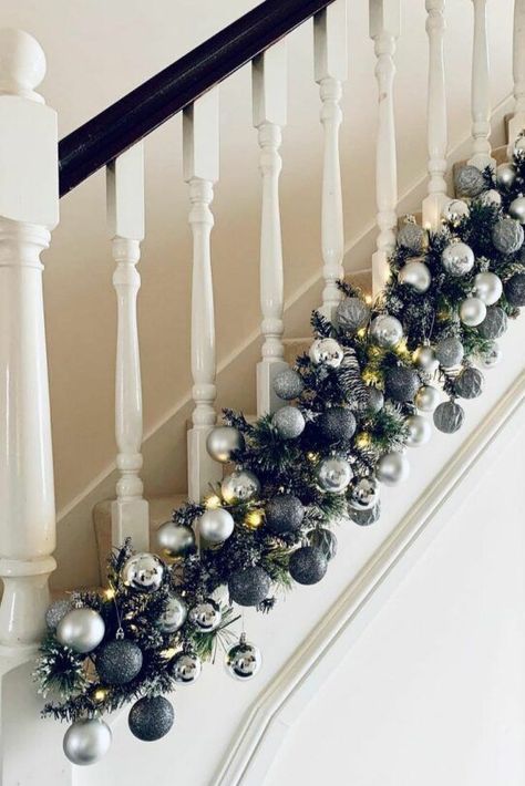 Christmas Garland Ideas For Stairs, Hallway Arch Christmas Decor, Staircase Decorations For Christmas, Xmas Banister Ideas, Xmas Staircase Decor Railings, Stair Railing Ideas For Christmas, Gorgeous Christmas Decor, Bannister Decorations Christmas, Stair Landing Christmas Decor