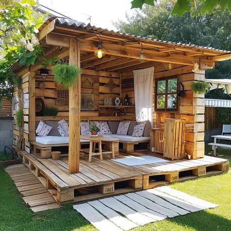 Wooden Garden Furniture Ideas, Backyard Hut Ideas, Gazebo From Pallets, Diy Pallet Gazebo, Wooden Hut Design, Pallet Gazebo Ideas, Pallet Playground, Pallet Fort, Meditation Hut