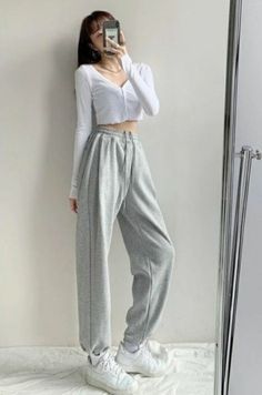 Korean Fashion Sweatpants, Joggers Outfit Korean, Jogging Pants Outfit Korean, Korean Sweatpants Outfit, Korean Workout Outfit, Korean Comfy Outfits, Comfy Korean Outfits, Dance Style Outfits, Mode Emo