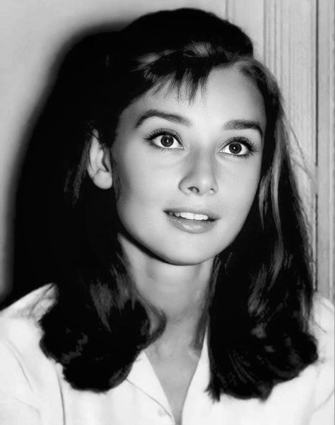 Audrey Hepburn Eyebrows, Audrey Hepburn Hair, Audrey Hepburn Pictures, Audrey Hepburn Born, Aubrey Hepburn, Audrey Hepburn Photos, Vintage Hollywood Glamour, Audrey Hepburn Style, Classic Movie Stars