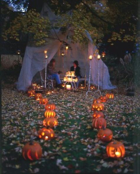 Halloween gazebo Backyard Halloween Party, Outdoor Halloween Parties, Halloween Sounds, Soirée Halloween, Halloween Camping, Trick Or Treaters, Halloween 3, Halloween Tattoo, Manualidades Halloween