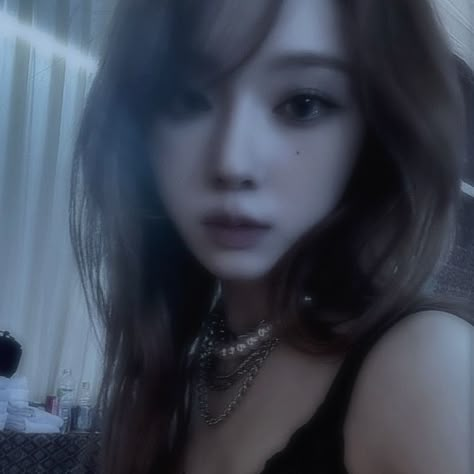 Blurry Kpop Pfp, Cute Kpop Pfp Aesthetic, Kpop Blurry Icons, Kpop Pp Aesthetic, Dark Blue Kpop Icons, Blue Kpop Pfp, Winter Pfps Aespa, Aesthetic Kpop Pics, Dark Kpop Pfp