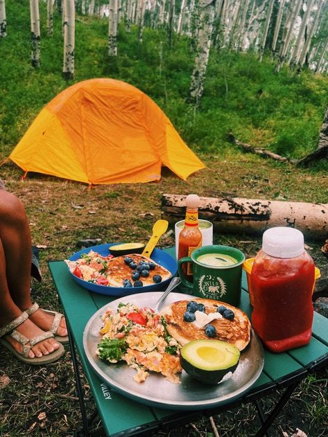 Food For Camping Aesthetic, Camping Meals Aesthetic, Pancakes Camping, Vegan Camping Meals, Simple Camping Meals, Camping Pancakes, Hosting Themes, Summer Camping Aesthetic, Girly Camping