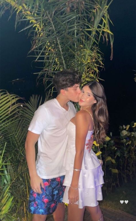 Couple Simple Poses, How To Pose For Pictures With Boyfriend, Novios Aesthetic, Beach Pictures Poses, Couples Vibe, Cute Relationship Photos, Couple Picture Poses, Cute Couple Poses, Couple Photoshoot Poses