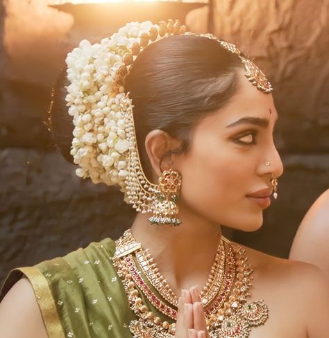 Sobhita Dhulipala Ponniyin Selvan, South Indian Royalty Aesthetic, Ponniyin Selvan Jewellery, South Indian Wedding Jewelry, South Asian Women, Sobhita Dhulipala, Reception Look, Desi Fashion Casual, Desi Aesthetic