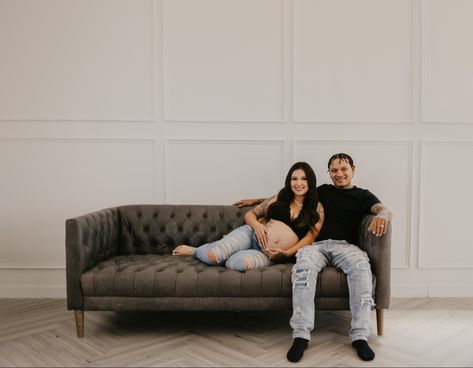 Maternity Sofa Photos, Maternity Shoot In Living Room, Maternity Poses On Couch, Maternity Shoot On Couch, Couch Photoshoot Poses, Studio Couch Photoshoot, Maternity Pictures On Couch, Maternity Photography Couch, Couple Poses On Couch