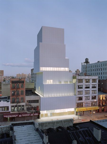 New Museum of Contemporary Art in New York by Kazuyo Sejima + Ryue Nishizawa/SANAA. Kazuyo Sejima, Plan Garage, Ryue Nishizawa, Museum Interior, Metal Facade, Voyage New York, Tall Buildings, Japanese Architect, New Museum