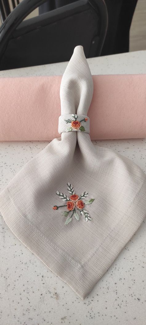 Embroidery Napkins, Napkin Rings Diy, Cushion Embroidery, Hand Embroidery Patterns Flowers, Dinner Table Decor, Brazilian Embroidery, 자수 디자인, Embroidered Cushions, Embroidery Fabric