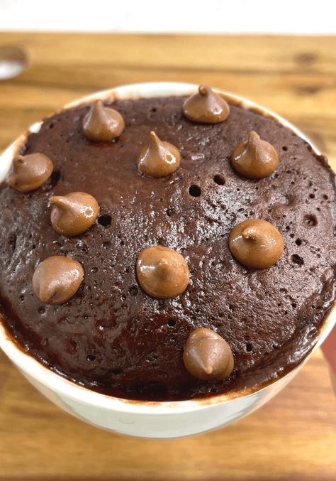 Craving a cake but don't want to indulge? This 1-minute, 100-calorie mug cake is perfect for when you're in the mood for something sweet. It's made with everyday ingredients and can be whipped up in no time at all. Enjoy! Healthy Mug Cake 100 Calories, Healthy Deserts Low Calorie, Healthy Mug Cake, Easy Chocolate Mug Cake, Cake Microwave, Microwave Dessert, Lemon Mug Cake, Spring Recipes Dessert, Mug Cake Recipe