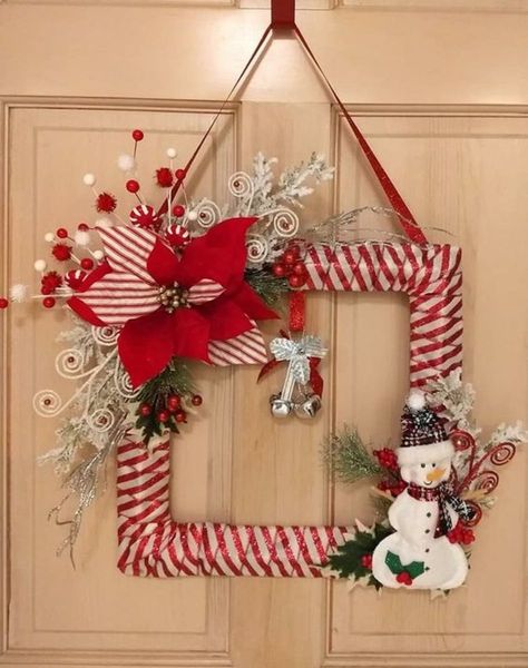 diy-christmas-frame-wreath-ideas Frame Wreath Ideas, Christmas Frames Diy, Diy Christmas Pictures, Xmas Frames, Picture Frame Wreath, Christmas Picture Frames, Unique Wreath, Picture Frame Crafts, Christmas Frame