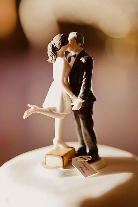 18 Romantic Wedding Cake Toppers ❤ See more: http://www.weddingforward.com/romantic-wedding-cake-toppers/ #weddings #cakes Cake Topper Wedding Romantic, Funny Cake Toppers, Funny Wedding Cakes, Wedding Fotos, Wedding Mementos, Romantic Wedding Cake, Wedding Topper, Boho Vintage, Wedding Cake Topper