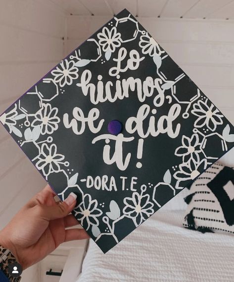 Dora Graduation Cap, Graduation Cap Ideas College, Cap Inspo Graduation, Graduate Cap, Graduation Cap Ideas, Topper Floral, Grad Cap Decorated, Diy Graduation Cap, Diy Graduation