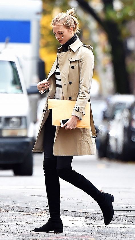 Karlie Kloss wears a tan button trench coat, striped sweater, black skinny jeans, and Stuart Weitzman over-the-knee boots Karlie Kloss Style, Trench Coat Outfit, Style Casual Chic, Romee Strijd, Casual Chique, Elsa Hosk, Karlie Kloss, Zara Sweater, Burberry London