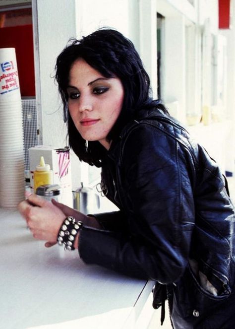 Joan Jett's Edgy Hairstyle: 30 Amazing Color Portrait Photos of the Queen of Rock 'n' Roll in the 1970s and 1980s ~ vintage everyday Punk Style 70s, Music Board, Santa Monica Pier, Portrait Photos, Joan Jett, Edgy Hair, Colorful Portrait, Def Leppard, Pop Rock