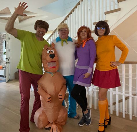 Scoby Doby Doo Halloween Costumes, Scooby Doo Costumes Group, Scooby Doo Gang Costumes, Scooby Doo Disfraz, 90s Cartoon Costumes, Funny Group Costumes, Gang Costumes, Scooby Doo Halloween Costumes, Funny Group Halloween Costumes