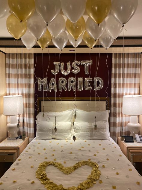 Bride And Groom Hotel Room Decoration, Just Married Decorations Ideas, Just Married Bedroom Ideas, Mr And Mrs Balloons Wedding, Room Decor Bedroom Balloons, Bridal Room Decorations Balloons, Wedding Night Suite Decorations, Just Married Room Decor, Room Decoration Ideas For Wedding Night