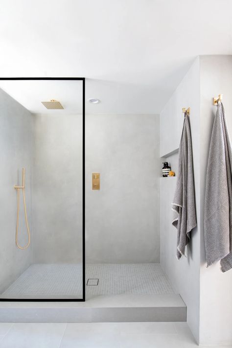 Doorless Shower, Sleek Bathroom, Bathroom Transformation, Stucco Walls, Modern Tiles, Bathroom Top, Bathroom Trends, Plaster Walls, Wet Rooms