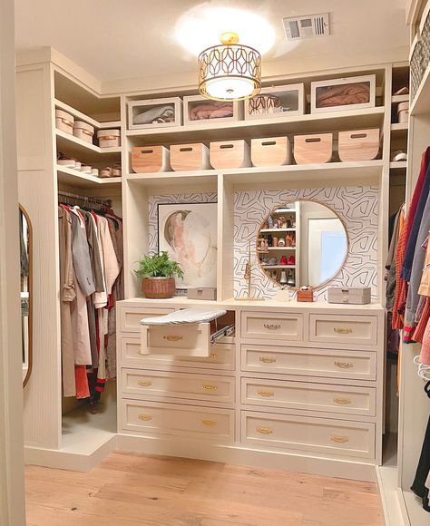 Diy Master Closet, Master Closet Design, Ideas Closet, Organized Closet, Large Workshop, Closet Built Ins, Organization Closet, Walking Closet, Dream Closet Design