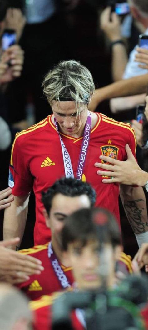 Fernando Torres Wallpapers, Athletic Posters, Old Football Players, Spain National Football Team, Soccer Photos, Chelsea Wallpapers, Mf Doom, Soccer Pictures, Men In Uniform