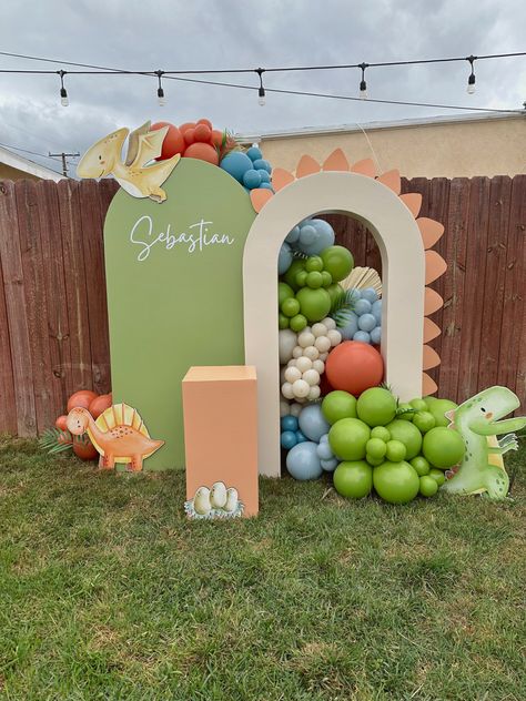 The cutest little details. Follow us for more INSTAGRAM @cgeventts Cute Dinosaur Party Decorations, Dino Theme Party Decor, Dinosaur Party Backdrop Ideas, Dinosaur Birthday Balloons, Dinosaur Balloon Decorations, Dinosaur Backdrop Ideas, Dino Balloon Garland, Dino Baby Shower Ideas Boys, Three Dinosaur Birthday