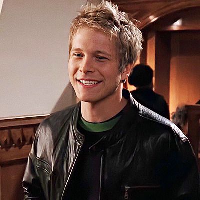 Matt Czuchry Gilmore, Matthew Czuchry, Logan Hutzenberg, Logan Gilmore, Gilmore Girls Logan, Logan Huntzberger, 2000s Men, Rory And Logan, Gilmore Guys