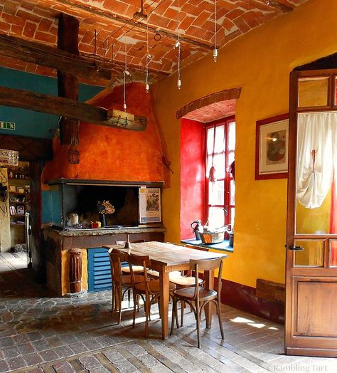 Italian Kitchen Interior, Italian Stone House Interior, Italian Color Palette Interior Design, Rustic Italian Decor Tuscan Style, Italian Interior Design Tuscan Decor, Corner Oven, Italian Rustic Kitchen, Interior Design Italian, Italian Farmhouse Kitchen