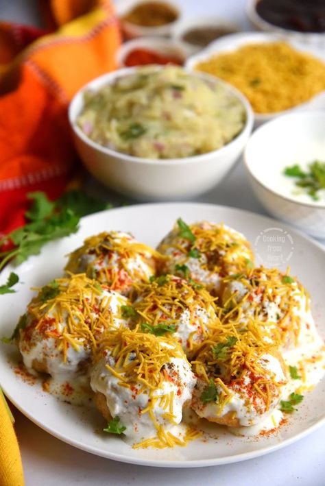 Quick, simple and delicious Homemade Dahi Puri Recipe with detailed step by step pictures. Dahi Puri Chaat recipe, Dahi Batata Puri recipe – learn how to make easy dahi puri chaat at home! Dahi Puri, Dahi Vada, Papdi Chaat, Puri Recipes, Pani Puri, Chaat Recipe, Chaat Masala, Desi Food, Indian Street Food