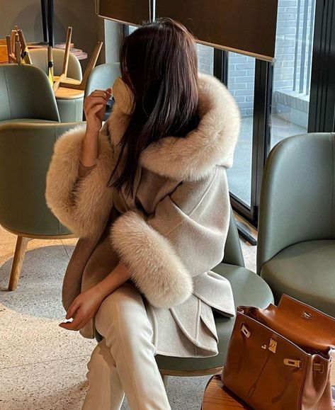 Fendi Peekaboo Outfit, Peekaboo Outfit, Rich Outfits Classy, London Lookbook, Winter Outfits Classy, Feminine Fall Outfits, Successful Girl, Asos Outfit, Winter Vacation Outfits