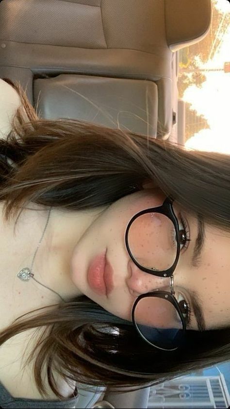 Glasses Inspiration, Self Portrait Poses, Selfie Ideas Instagram, Foto Ideas Instagram, Girls With Glasses, Popular Colors, Poses For Photos, Instagram Photo Inspiration, Ideas For Instagram Photos