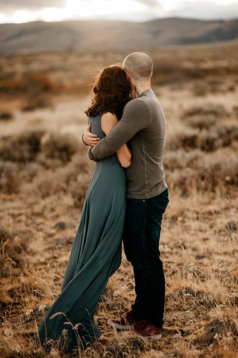 You'll Never Guess Where These Desert Engagement Photos Really Took Place | Junebug Weddings Dr Wedding, Boho Shoot, Engagements Pictures, Desert Engagement Photos, Couples Inspiration, Shooting Couple, Prewedding Photoshoot, Anniversary Shoot, Photoshoot Wedding