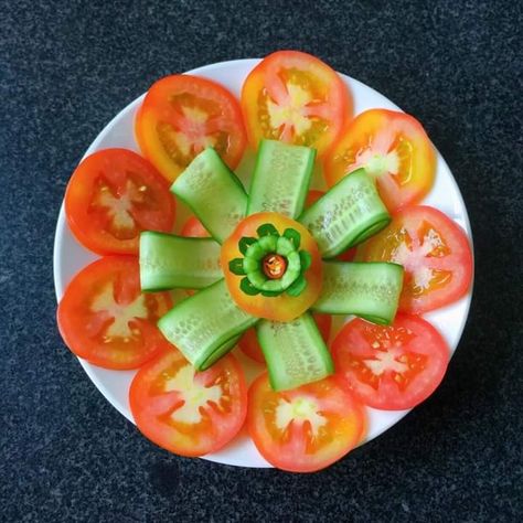 Arranged Vegetable Salad, Vegetable Salad Plating Ideas, Salad Presentation, Salad Decoration, Decorações Com Comidas, Fresh Salad Recipes, Amazing Food Decoration, Catering Ideas Food, Amazing Food Art