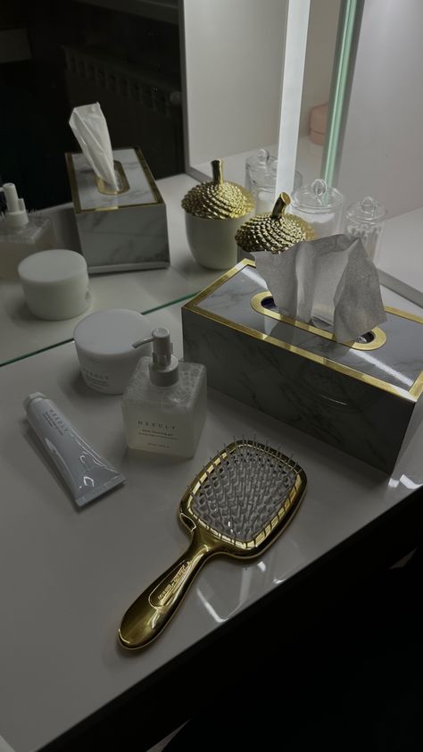 Aesthetic Skin Care Photos, Hair Brush Aesthetic, Brush Aesthetic, Haircare Aesthetic, Vision Wallpaper, 2024 Reset, Night Skincare Routine, Maintenance Routine, Night Skincare