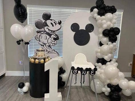 Pastel Mickey Mouse Birthday, Monochromatic Mickey Mouse Party, Mickey Mouse Birthday Party Ideas 1st Black And White, Minimalist Mickey Mouse Birthday, Classy Mickey Mouse Party, Boho Mickey Mouse Party, Mickey Mouse Birthday Black And White, Aesthetic Mickey Mouse Party, Classic Mickey Mouse Birthday