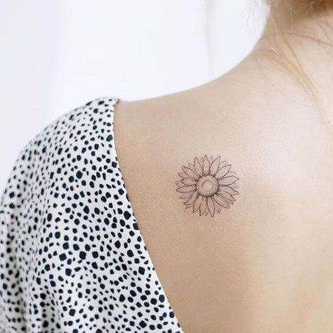 Small Flower Tattoo on Shoulder - Cute Tattoo Designs - Cute Tiny and Small Tattoos. Wrist, Ankle, Back, Finger, Small Tattoos.  ##smalltattoos #tattoosforwomen #tattoodesigns #flowertattoodesigns Small Daisy Tattoo, Wildflowers Tattoo, Tiny Tattoos For Women, Sunflower Tattoo Shoulder, Sunflower Tattoo Small, Tato Henna, Flower Tattoo Back, Illustration Tattoo, Daisy Tattoo