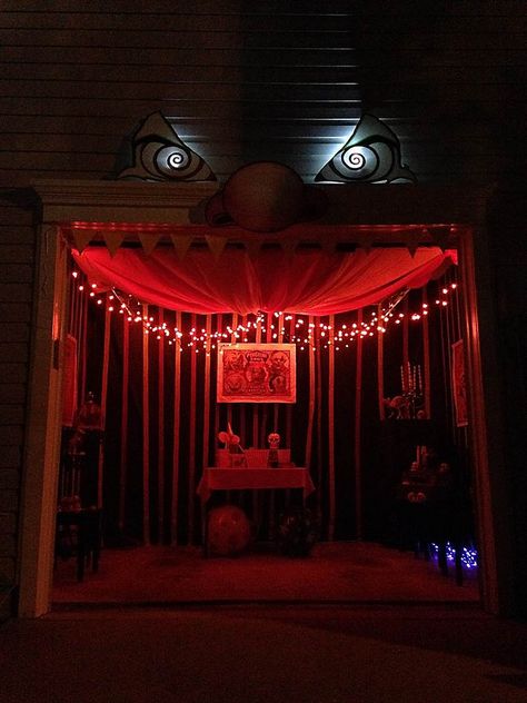 Scooby Doo Halloween Party, Scary Cemetery, Clowns Halloween Decorations, Scary Carnival, Haunted Carnival, Creepy Halloween Party, Halloween Maze, Glow Halloween, Creepy Carnival